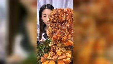 娱乐吃瓜酱一个人做饭